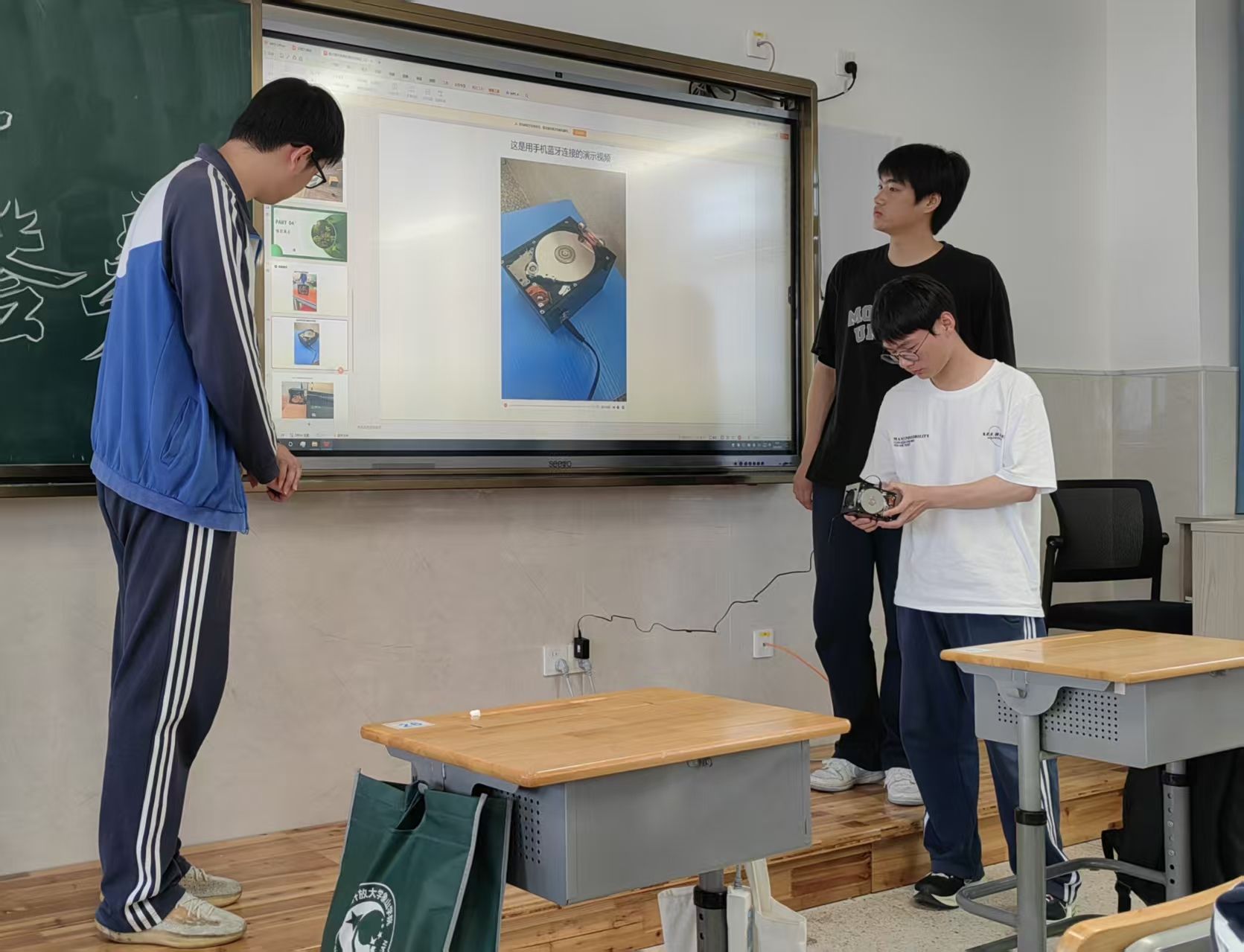 课堂互动：展示智能存储柜的技术原理