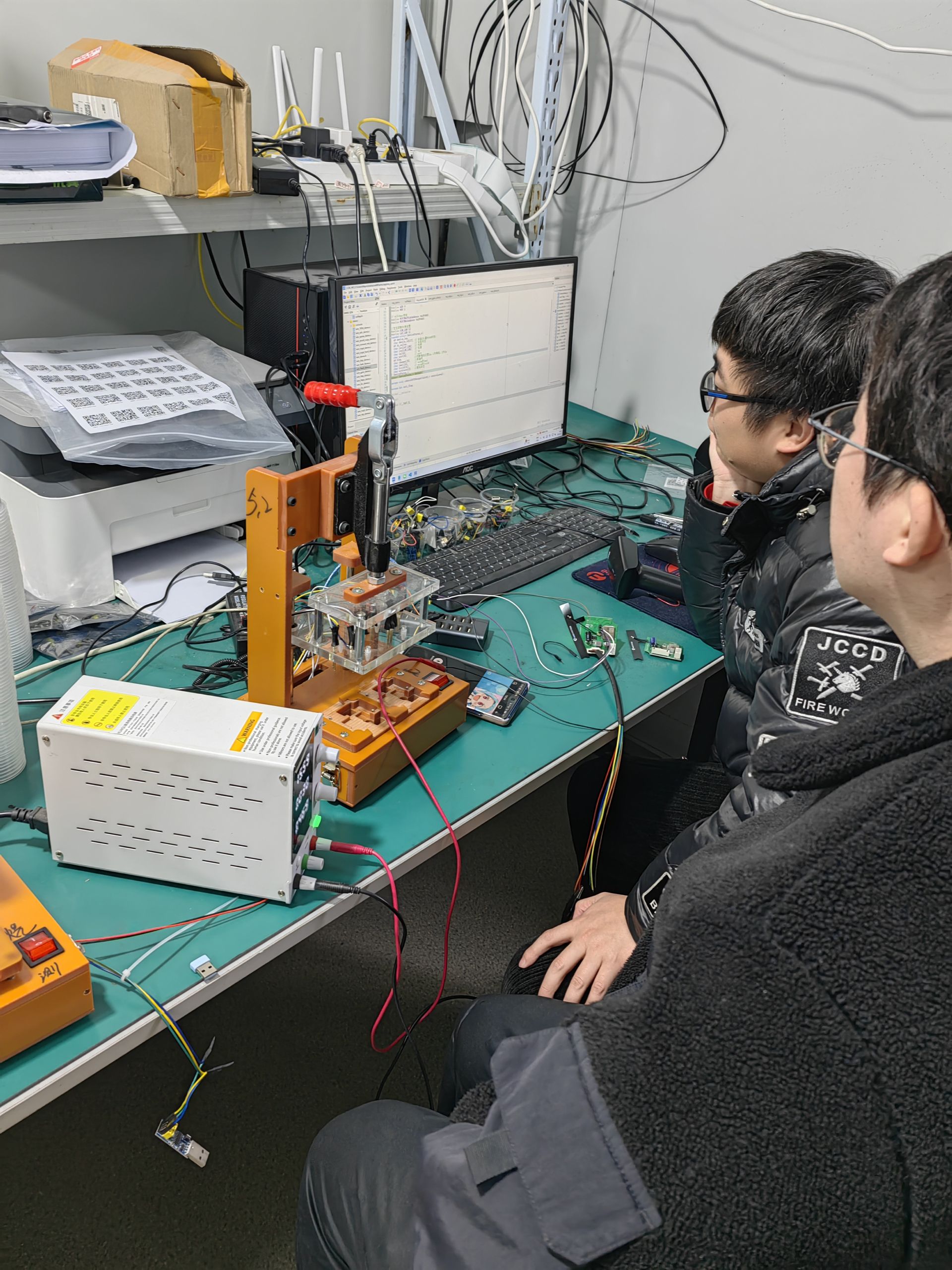 技术攻关：电路调试与精密组装